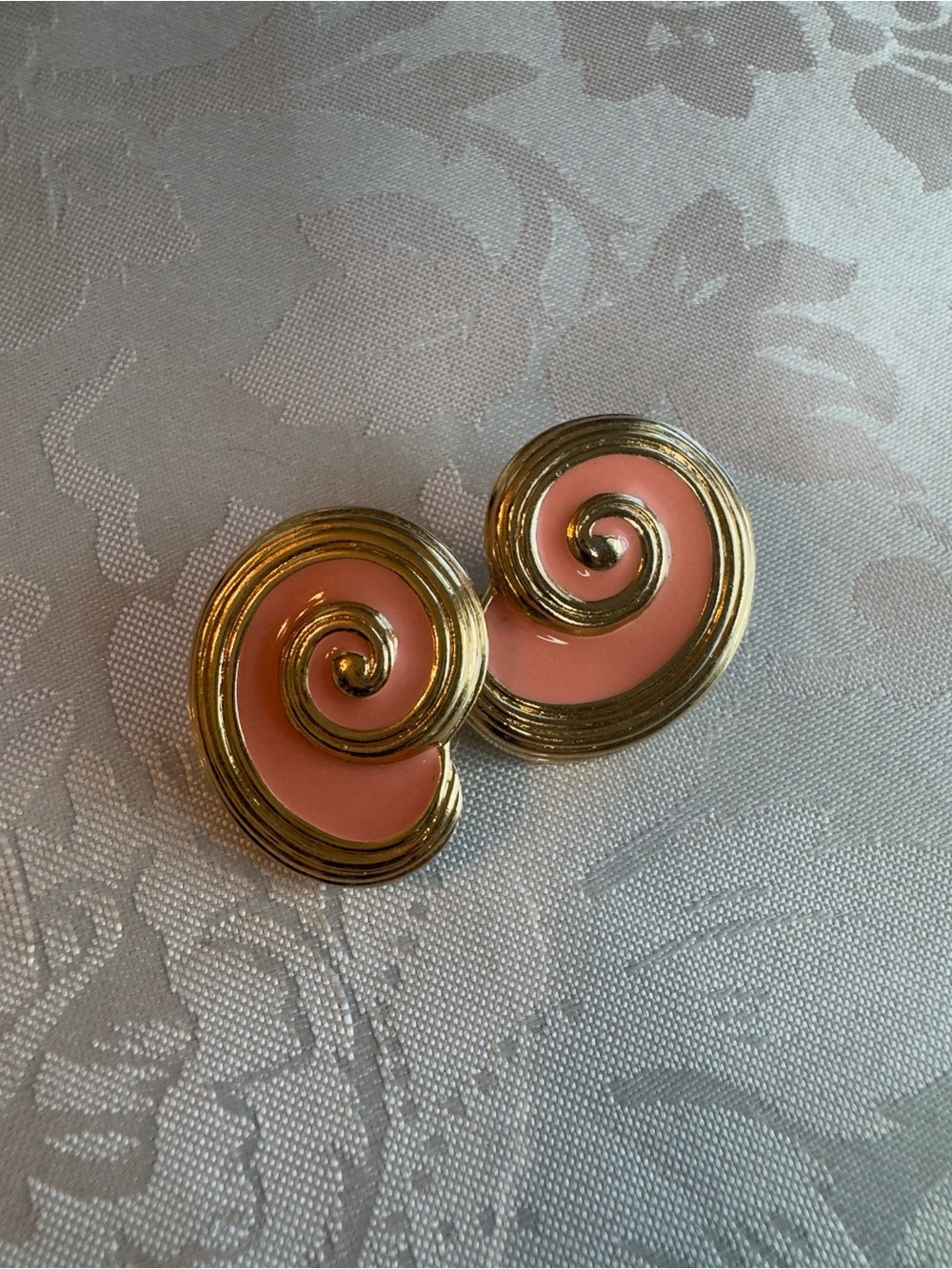 Vintage Avon Island Conch Shell Gold Tone & Peach Enamel Pierced Post Earrings - Picture 2 of 8
